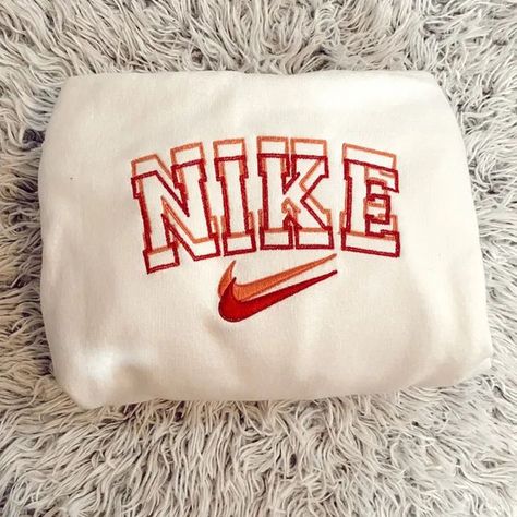 Embroidery Crewneck, Vintage Nike Sweatshirt, Matching Hoodies, Cute Nike Outfits, Nike Crewneck, Cute Couple Outfits, Cute Shirt Designs, Nike Pullover, Disney Sweatshirts