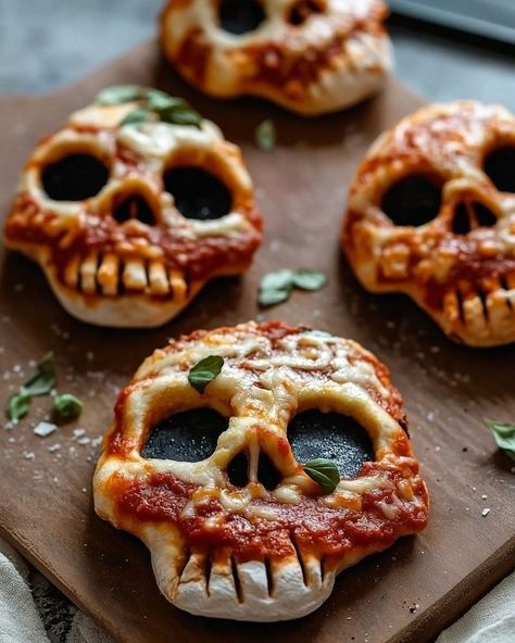 Halloween Skull Pizzas, Halloween Savoury Party Food, Halloween Pizza Skulls, Pizza Skulls Recipe, Savoury Halloween Food, Halloween Mini Pizza, Halloween Cibo, Comidas Halloween, Pizza Skulls