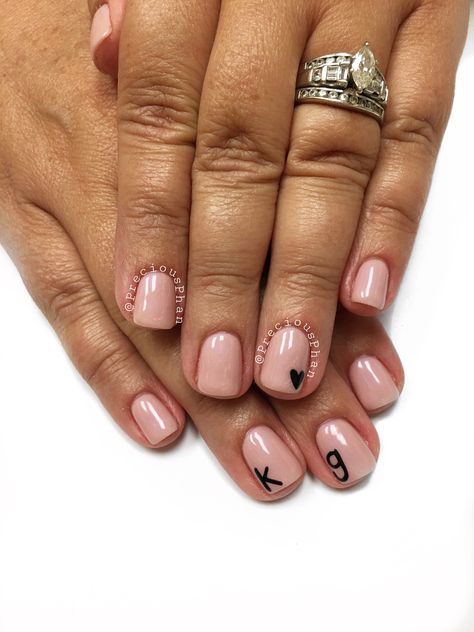 Monogram letter nails. Nude and black. #PreciousPhan Initial Gel Nails, Short Nail Initial Designs, Letter Nails Designs, Letter D Nails, Gel Nails With Initials, Letter B On Nails, Letter D On Nails, Nails With A Initial, Letter On Nails Initials