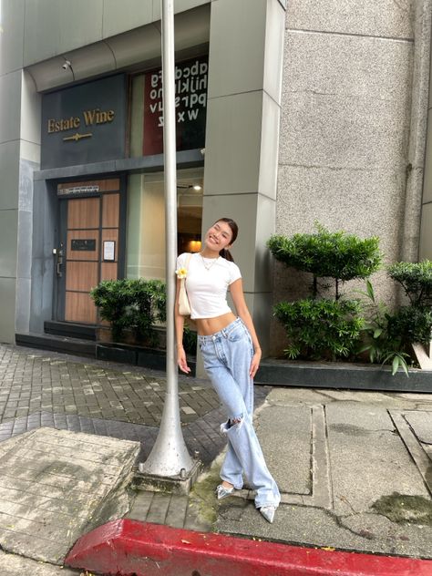 silver heels, heels and jeans, silver shoes, model off duty, pinterest look, simple, minimalist Silver Pointed Heels Outfit, Chrome Heels Outfit, Silver Kitten Heels Outfit, Silver Heels Outfit, Silver Pointed Heels, Pointed Heels Outfit, Y2k Soft Girl, Kitten Heels Outfit, Silver Kitten Heels