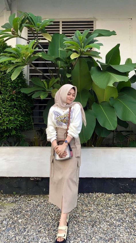 𝐅𝐎𝐋𝐋𝐎𝐖!! 𝐈𝐧𝐬𝐩𝐢𝐫𝐚𝐬𝐢 𝐏𝐚𝐝𝐮 - 𝐩𝐚𝐝𝐚𝐧 𝐎𝐎𝐓𝐃 𝐝𝐢 𝐒𝐢𝐧𝐢 !! #hijaboutfits #hijaboutfit #outfitinspiration #Terlaris #hijabchic #outfitstyle #hijabersindonesia #like #muslimahapparelthings #hijabista Casual Hijab Outfit Simple, Ootd Bromo Hijab, Outfit Rok, Hijabi Ootd, Outfit Ngampus, Casual Hijab, Casual Hijab Outfit, Hijab Fashion Inspiration, Outfit Hijab