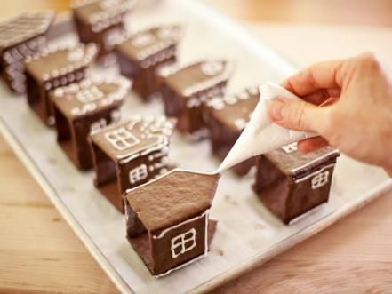 Royal Icing Cookies Recipe, Holiday Recipies, Christmas Cookie Exchange Recipes, Ginger Bread House Diy, Gingerbread House Recipe, Cookie Exchange Recipes, Mini Gingerbread House, Decorating Icing, Cookie Wedding Favors