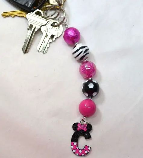 50 Ways to Make Beaded Keychains: Patterns with Tutorials Diy Bead Keychain, Bead Keychain Ideas, Classy Keychain, Beaded Keychains Patterns, How To Make Keychains, Diy Crafts Keychain, Purse Charms Diy, Pony Bead Projects, Beaded Charms