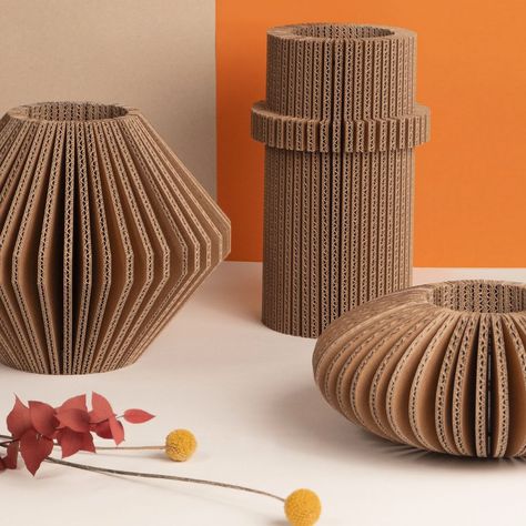 Vase made of recycled cardboard / cache-cache - TOUT SIMPLEMENT, | MOM | #decorativeitem #decorativepieces #vases #other Karton Design, Carton Diy, Cardboard Model, Cardboard Crafts Diy, Cardboard Design, Cardboard Box Crafts, Deco Vase, Christmas Crafts For Adults, Cardboard Sculpture