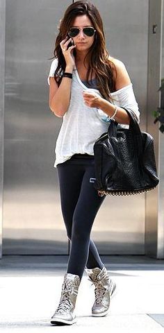 Ashley Tisdale Style, Look Legging, Walking Down The Street, Chic Chic, Ashley Tisdale, Ray Ban Aviator, New Fashion Trends, Sleeve Tattoo, Outfits Casuales