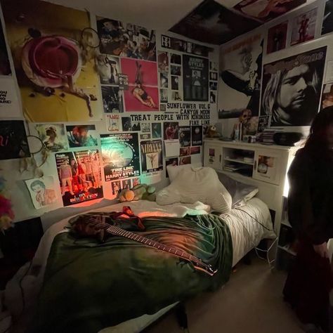 Room With A Bunch Of Posters, Grunge Bedroom Small Room, Cool Room With Posters, Room Filled With Posters, Small Room Ideas Grunge, Band Poster Bedroom, Rooms With Posters Aesthetic, Room With A Lot Of Posters, Small Bedroom Ideas Grunge