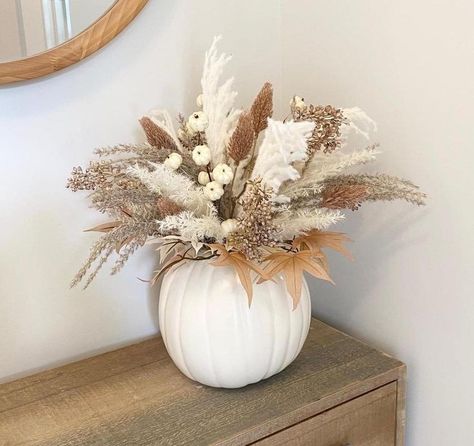 Neutral Fall Arrangements, Autumn Home Decor Diy, Muted Fall Decor, Fall Table Decorations Centerpieces, Hawaiian Halloween, Hermes House, American Doll House, White Pumpkin Centerpieces, Fall Berries