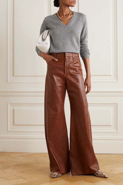 Look Casual Otoño, Theory Clothing, Brown Leather Pants, Gray Cashmere Sweater, Leather Pants Outfit, Chique Outfits, Mode Chic, Looks Street Style, Modieuze Outfits