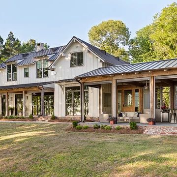 75 Beautiful Farmhouse Beige Exterior Home Pictures & Ideas - July, 2021 | Houzz Farmhouse Exterior Design, Modern Farmhouse Exterior, Exterior Ideas, House Design Photos, Metal Building Homes, Farmhouse Exterior, Exterior Paint Colors, Farmhouse Bedroom, Metal Buildings