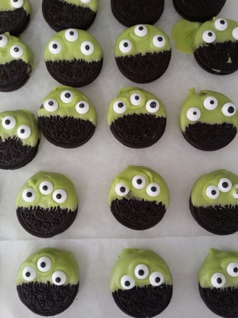 Buzz lightyear party food! Oreos dipped in chocolate and added the alien eyes :-) Toy Story Alien Oreos, Space Themed Shower Ideas, Alien Themed Desserts, Alien Themed Snacks, Alien Charcuterie Board, Buzz Lightyear Themed Food, Buzz Lightyear Dessert, Fruit Spaceship, Alien Party Food Ideas