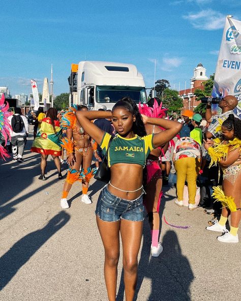 Tropical Outfit Ideas Black Women, Jamaica Shirt Aesthetic, Outfits In Jamaica, Carnival Outfit Jamaica, Beach Outfit For Black Women, Jamaica Culture Clothes, Jamaican Culture Day Outfit, Jamaican Festival Outfit, Jamica Outfits Black Women