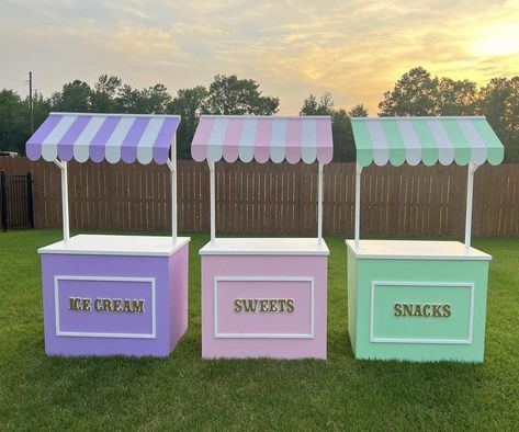 Boujee Lemonade Stand, Party Food Carts Ideas, Diy Ice Cream Stand Birthday Parties, Diy Food Cart Ideas, Diy Wood Party Decor, Cotton Candy Holder Stand Diy, Sweet Cart Diy, Diy Candy Bar Stand, Diy Lemonade Stand Cardboard