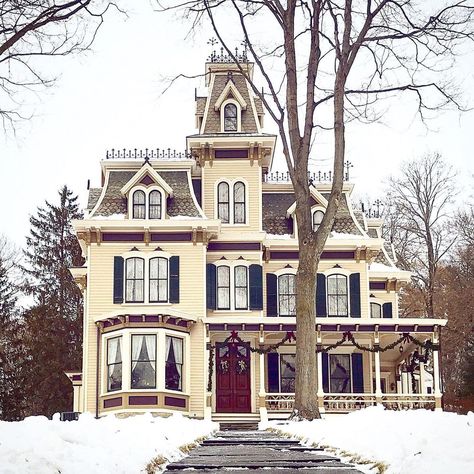 Victorian Home Exterior, Victorian Homes Exterior, Victorian Style House, Old Victorian Homes, Victorian Style Homes, Victorian Mansions, Casas Coloniales, This Old House, Victorian Architecture