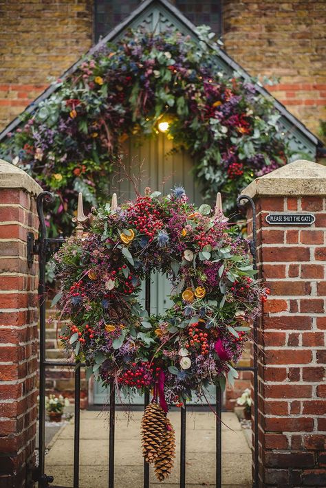 Front Door Decor Ideas, Christmas Front Door Decor, Door Decor Ideas, Navidad Natural, Christmas Front Door, Front Door Christmas Decorations, Christmas Front Doors, Christmas Door Wreaths, Cottage Christmas