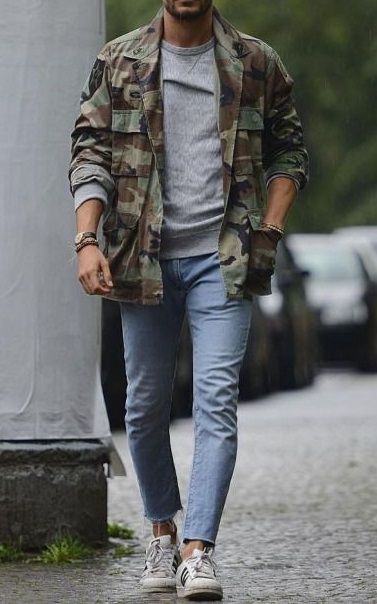 Camo Jacket Outfit Men, Justusf Hansen, Military Jacket Outfits, Military Style Man, Camo Jacket Outfit, Camouflage Fashion, Camouflage Outfits, Vans Converse, Camouflage Jacket