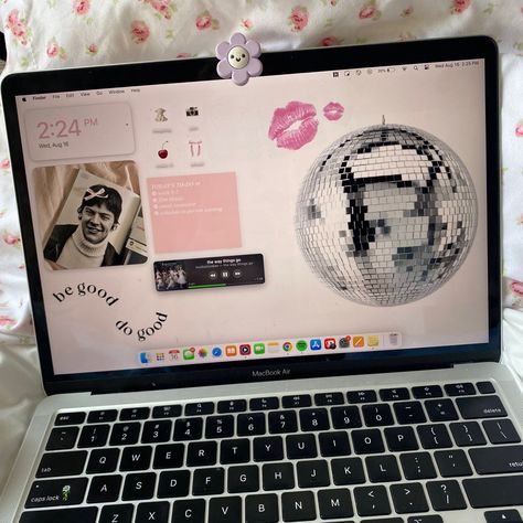 Mac Profile Picture, Harry Coded Wallpaper Laptop, Book Mac Wallpaper, Computer Wallapers Aesthetics, Cute Laptop Aesthetic, Laptop Widgets Wallpaper, Mac Wallpaper Pink Aesthetic, Laptop Profile Picture, Aesthetic Mac Homescreen