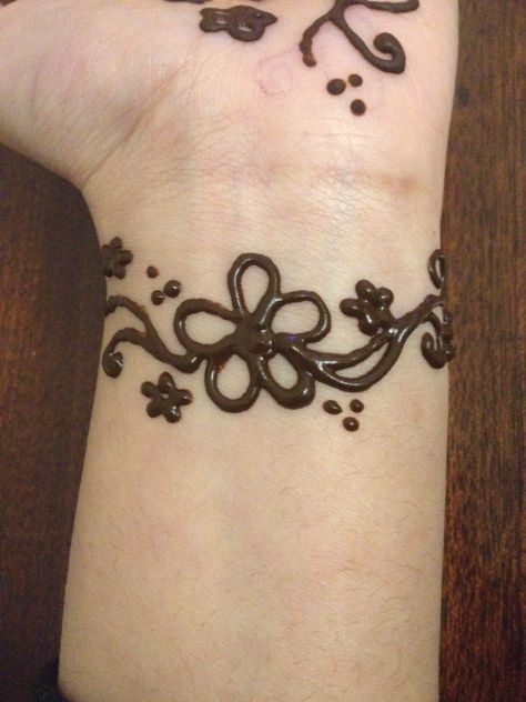 Wrist Henna Designs Simple, Cute Summer Henna Designs, Henna Designs Y2k, Henna On Wrist, Y2k Henna, Coquette Henna, Karwa Chauth Mehndi Designs, Karwa Chauth Mehndi, Henna Designs Flower