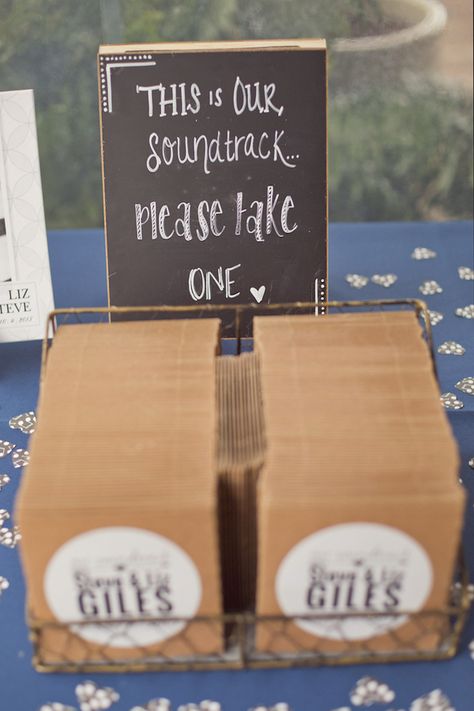 Love For Music, Wedding Extras, Music Themed Wedding, Diy Wedding Gifts, Rock Wedding, Wedding Favors Cheap, Wedding Gifts For Guests, Diy Wedding Favors, Unique Wedding Favors