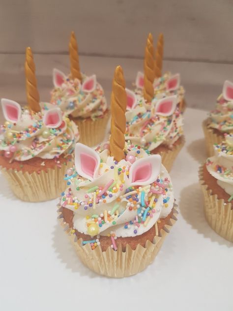 Unicorn Party Desserts, Unicorn Cupcakes Ideas, Unicorn Birthday Cupcakes, Cupcake Tier Cake, Rainbow Unicorn Cupcakes, Sweetie Cupcakes, Unicorn Birthday Party Food, Unicorn Macarons, Rainbow Themed Birthday Party