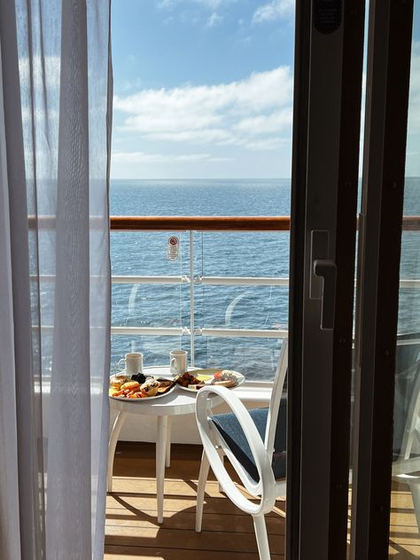 Cruise Balcony, Cruise Photography Ideas, Disney Cruise Pictures, Cruse Ship, Balcony Aesthetic, Cruise Photography, Cruise Rooms, Cruise Ship Pictures, Breakfast With A View