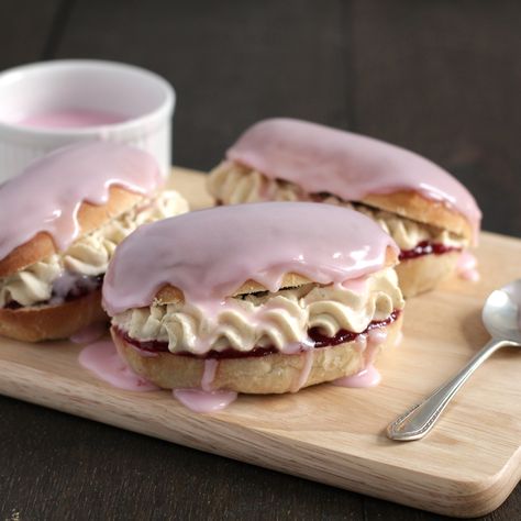 Iced finger buns recipe | BakingMad Without the cream , mascarpone instead perhaps mmmmmmm sugar Iced Fingers, Finger Buns, Cream Buns, Iced Buns, Cream Bun, Baking Buns, Pastel Cupcakes, Buns Recipe, Sweet Dough