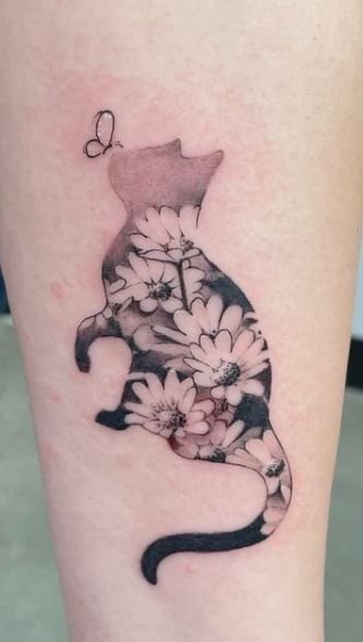 Tattoos For Women Cat, Small Cat Tattoo, Small Daisy Tattoo, Disappointed In Myself, Daisy Tattoos, Daisy Tattoo Designs, Cat Tattoo Design, Daisy Flower Tattoos, Mangas Tattoo