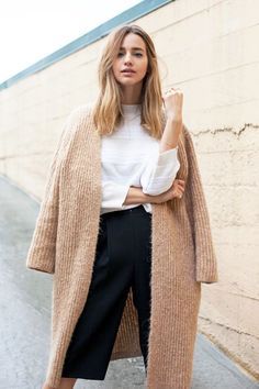 A long cozy cardigan like this is perfect as a throwover. Minimalist Feminine Style, Chic Minimalista, Fashion Minimal, Mode Tips, Modern Womens Fashion, Skandinavian Fashion, Outfits To Copy, Scandinavian Fashion, Blazer Outfit