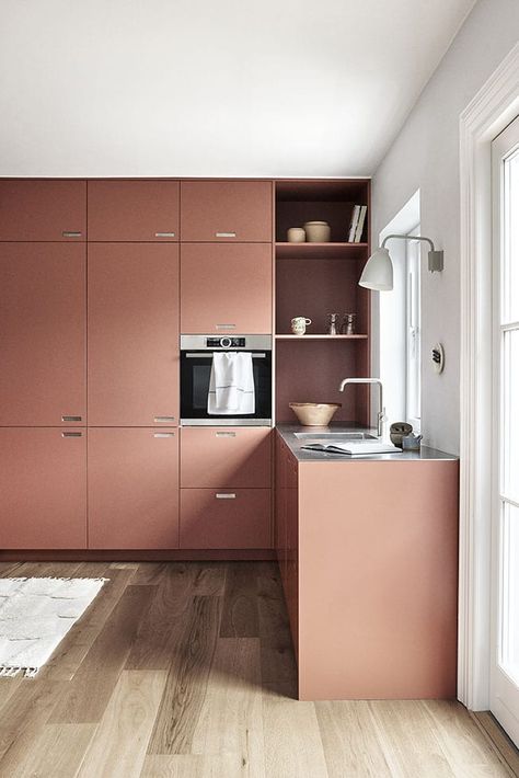 Minimal Kitchen Cabinets, Tall Ceiling Kitchen, Contemporary Wood Kitchen, Corner Kitchen Cabinet Ideas, Pink Kitchen Cabinets, Dark Wood Kitchen Cabinets, Minimal Kitchen Design, Steel Kitchen Cabinets, Off White Kitchens