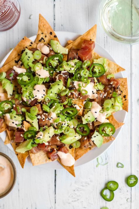 Spicy Tuna Tartare Recipe, Spicy Ahi Tuna, Ahi Tuna Nachos, Tuna Tartare Recipe, Tuna Nachos, Chips Spicy, Tartare Recipe, Wonton Chips, Tuna Tartare