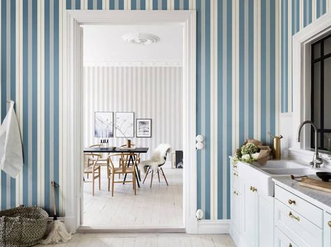 Striped Wallpaper Kitchen, 3d Striped Wallpaper, Modern Wallpaper Designs, Sandberg Wallpaper, Wallpaper Ceiling, Striped Room, Dots Wallpaper, Stripes Wallpaper, Design Del Prodotto