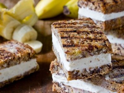 Serve these Grilled Banana Bread Ice Cream Sandwiches at your next summer party. Brought to perfection with a scoop of Häagen-Dazs Vanilla Bean ice cream, of course. #Recipe #Dessert #Entertaining Bread Ice Cream, Grilled Bananas, Ice Cream Sandwiches Recipe, Grilled Desserts, Ice Cream Sandwiches, Grilled Peaches, Summer Dessert Recipes, Cream Sandwich, Cooking Channel