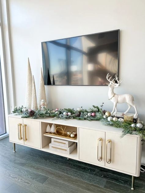 Christmas Decorations Apartment, Neutral Christmas Decor, Cozy Christmas Decor, Christmas Apartment, Minimal Christmas, Christmas Decor Inspiration, Christmas Themes Decorations, Christmas Decorations Living Room, Christmas Room Decor