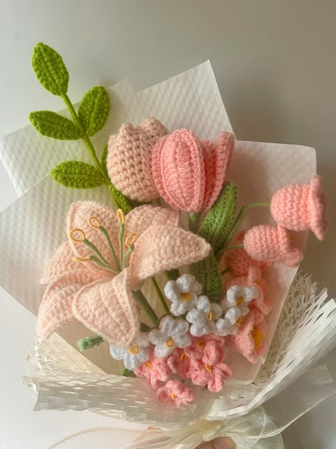 Step-by-Step Crochet Simple Flower Patterns for Free: Beginners Guide Crochet Bouquets, Crochet Flower Hat, Crochet Flower Bouquet, Flowers Crochet, Crochet Bouquet, Step By Step Crochet, Crochet Design Pattern, Universal Gift, Crochet Flower Tutorial