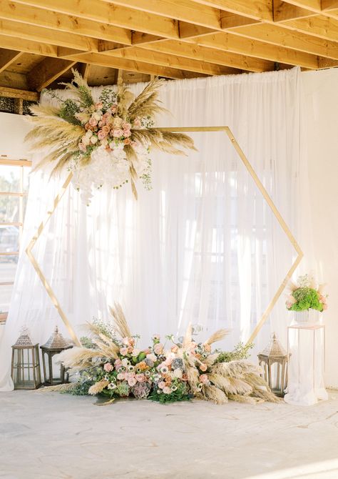 Modern boho wedding arch. Pampas grass! the greatest floral trend that's already happening in weddings all over California! Heksagon Wedding, Hexagon Wedding Arch, Hexagon Arch, Minimalist Wedding Reception, Boho Wedding Arch, Photowall Ideas, Hexagon Wedding, Simple Beach Wedding, Reception Backdrop