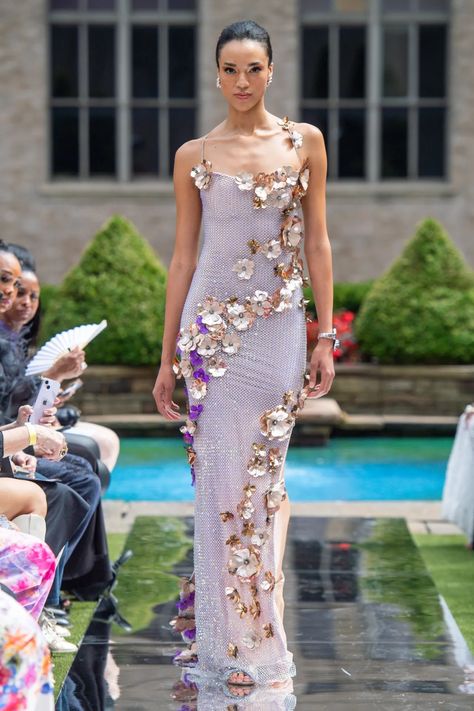 Esé Azénabor Spring 2025 Ready-to-Wear Runway, Fashion Show & Collection Review [PHOTOS] Fashion Show Gowns, Spring 2025 Runway, 2025 Runway, Fashion 2025, Minimalistic Fashion, Best Gowns, Fashion Week 2024, Tie A Scarf, Trending 2024