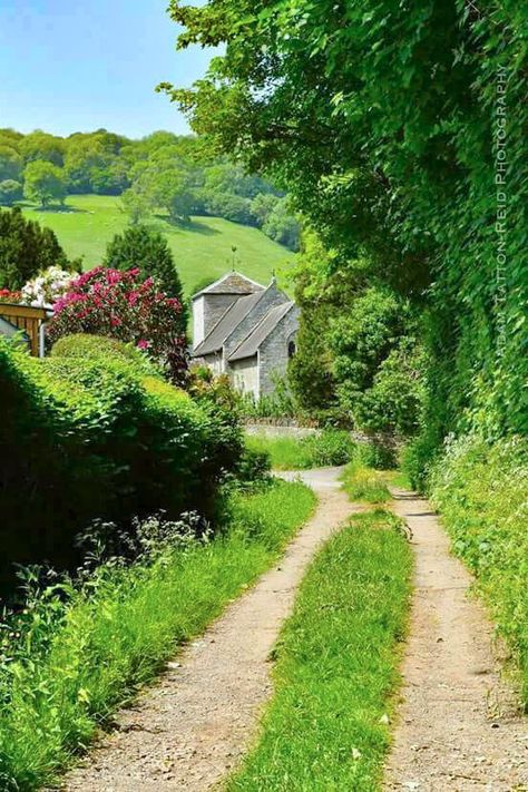 Llyswen Church in background (Wales) British Country, Country Roads Take Me Home, Country Scenes, Village Life, English Countryside, Pretty Places, Great View, Country Life, Belle Photo