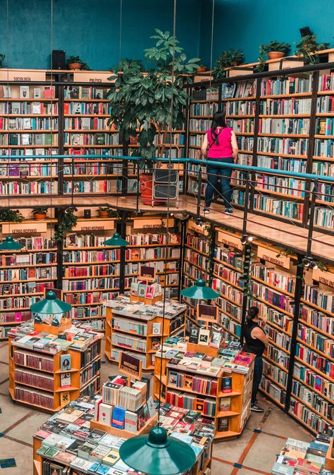 Mexico City Bookstores Worth Visiting - Cafebreria el Pendulo | Things to do in Mexico City | #mexicocity #mexicocitytravel #mexicocitytravelguide | Beautiful Book Stores | Libraries Mexico City Travel Guide, Things To Do In Mexico, Mexico City Travel, Bookstore Cafe, Book Stores, City Library, Mexico Culture, Art Help, Mexico Resorts