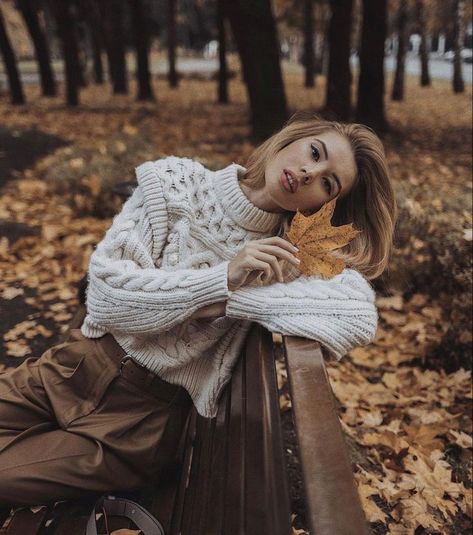 Pose Mannequin, Sister Shoot, Autumn Photography Portrait, Fall Photo Shoot Outfits, Fall Shoot, Cold Fashion, Fall Portraits, Instagram Autumn, Photographie Portrait Inspiration