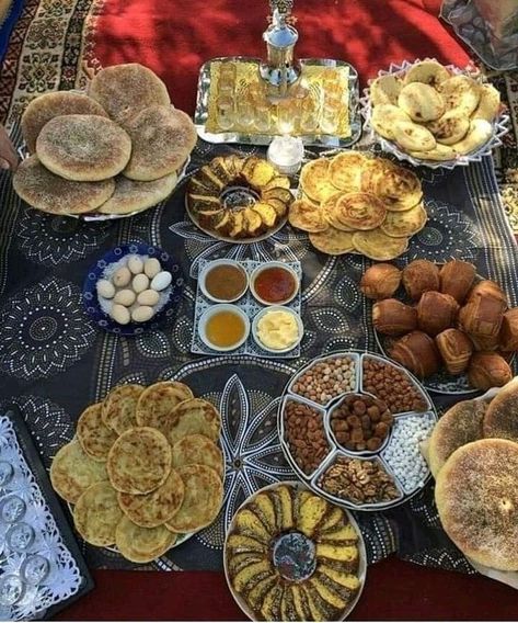 Moroccan Buffet, Marocain Food, Moroccan Breakfast, Plats Ramadan, Pure Aesthetic, Morocco Food, Moroccan Aesthetic, Moroccan Cooking, Breakfast Platter