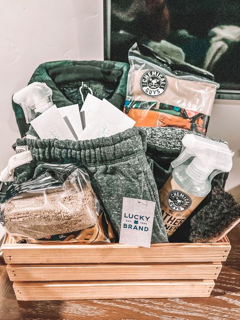 Gift For Boyfriend For Christmas, Christmas Basket For Him, Bf Christmas Basket, Raffel Baskets, Western Gift Basket, Husband Gift Basket, Gift Basket Ideas For Him, Boo Basket Ideas For Girlfriend, Football Gift Baskets