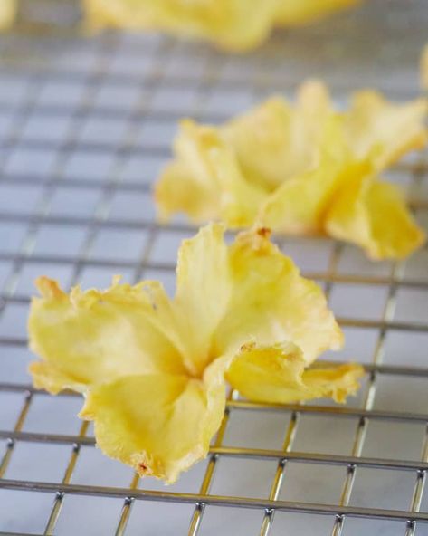 Dried Pineapple Flowers, Dehydrate Pineapple, Easy Cake Decorating Ideas, Pineapple Flowers, Cakes To Make, Dried Pineapple, Pineapple Slices, Creative Cake Decorating, Cake Decorating Ideas