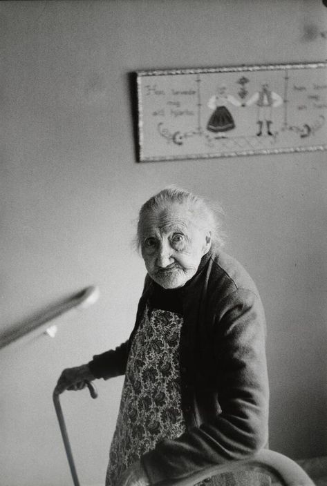 Henry Cartier Bresson, Old Peoples Home, Henri Cartier Bresson, Beach Portraits, French Photographers, Old Woman, Magnum Photos, Old People, People Photography