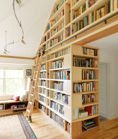 Muito e muitos livros: | 24 estantes tão lindas que chegam quase a ser pornográficas Loft With Bookshelves, House Library With Ladder, House With Bookshelves, Mezzanine Library Bookshelves, Library Shelves With Ladder, Home Library Ladder Bookshelves, Home Library With Ladder Aesthetic, Extra Bedroom Library, Book Wall With Ladder