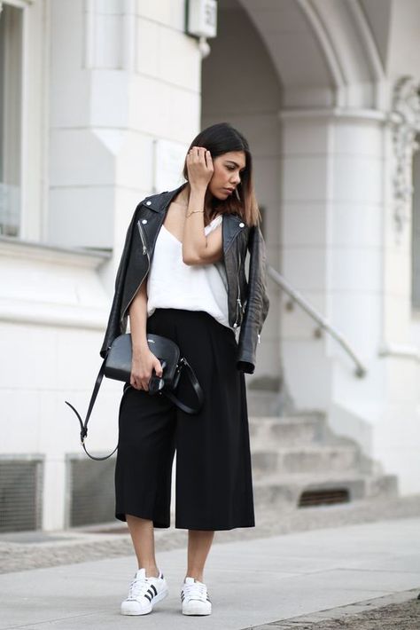 Black Culottes Outfit, How To Wear Culottes, Culottes Outfit, Black And White Outfits, Blazer En Cuir, Black Culottes, Culotte Style, Outfits With Sneakers, Zara Leather Jacket