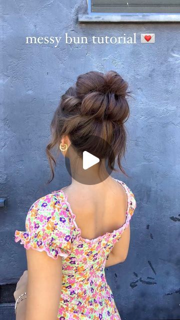 AUTUM RAIN on Instagram: "@delaneychilds messy bun method 4ever 🫶

leaving out the front face framing pieces to pin back under the bun is a great way to get that perfect messy, tousled look that will last all day! my typical 30-second messy buns tend to fall out pretty quick but this style stays LOCKED 🙂‍↕️ also looks super cute with bangs/fringe/face framing pieces :’)

#hairtutorial #hairvideos #messyhair #hairideas hair tutorial, messy bun inspo" Messy Bun With Bangs, Bun With Bangs, Face Framing Pieces, Framing Pieces, Bangs Fringe, The Bun, Messy Buns, Front Face, Face Framing