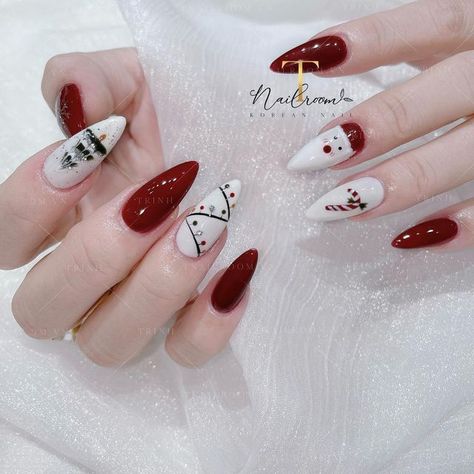 #zicxa-photos #zicxa #images #background #wallpaper #freepik #shutterstock #VN Noel Nail Art, Chrismast Nailart, Nail Noel Christmas, Nail Christmas Designs, Nail Art Christmas Designs, Nail New Year, Purple Nails Aesthetic, Nails Aesthetic Wallpaper, Noel Nail