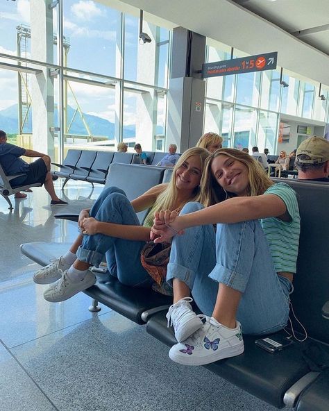 Best Friend Fotos, Bff Travel, Summer Vacation Style, Foto Glamour, Airport Pictures, Airport Aesthetic, Airport Photos, Best Friend Photoshoot, Photographie Inspo