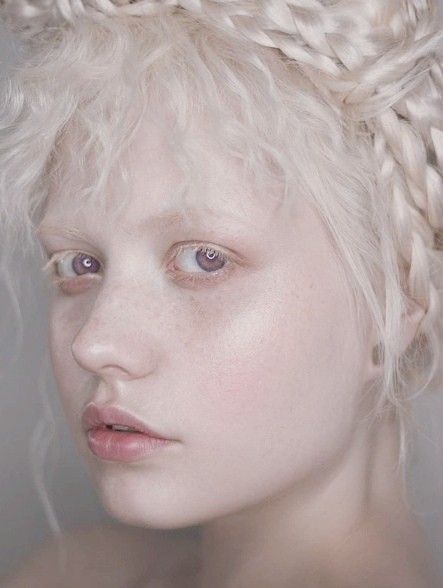 White Hair Model, Albino Hair, Albino Skin, Albino Eyes, White Hair Aesthetic, Albino Woman, Very Pale Skin, White Hair Girl, Pale Girls