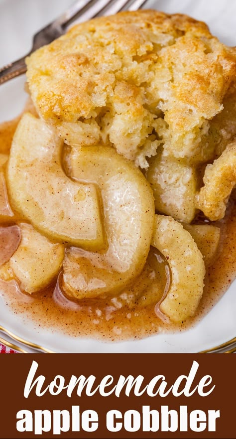 Move over apple pie...this homemade apple cobbler with sugar biscuit topping is the new way to enjoy cinnamon sugar apples in a dessert. Apple Biscuit Dessert, Cinnamon Apple Cobbler, Homemade Apple Cobbler, Apple Cobbler Easy, Apples Recipes, Cinnamon Sugar Apples, Cobbler Recipes Easy, Diet Cake, Apple Cobbler Recipe