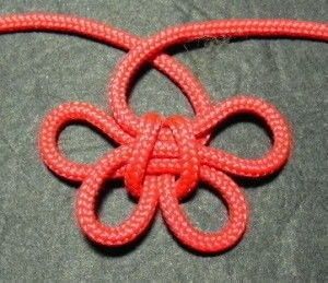 How to tie a knot. Flower/Butterfly Knot - Step 16 Icord Ideas, Celtic Knot Tutorial, Knot Magic, How To Tie A Knot, Hook Knot, Paracord Crafts, Decorative Knots, Chinese Flower, Paracord Knots